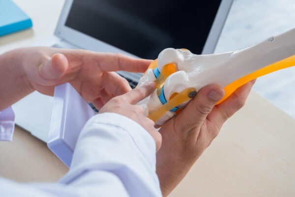 Liečba kmeňovými bunkami: Môžu vám skutočne zachrániť koleno pred operáciou