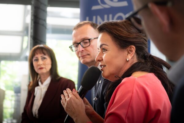 AI a roboti v starostlivosti o chorých? Podporuje ich 60 % Slovákov